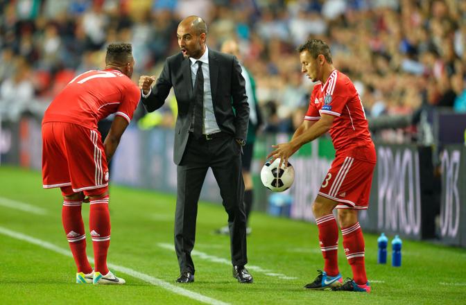 Il tecnico del Bayern Pep Guardiola con Jerome Boateng . Afp